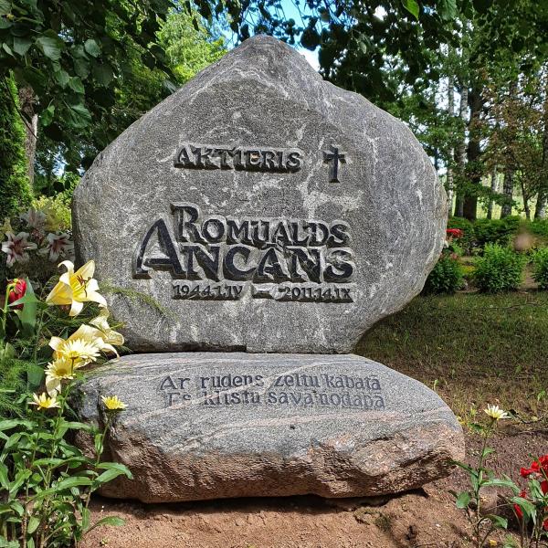 Aktiera Romualda Ancāna kapa vieta un piemineklis Aukšmuktu kapos 