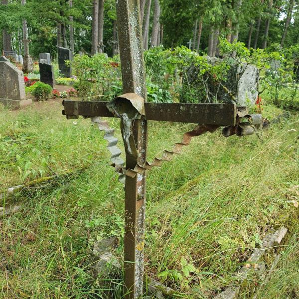Dzelzceļa sliežu kapu krusti Vārkavas kapos